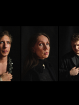 Na czarnym tle cztery postacie w czarnych ubraniach.