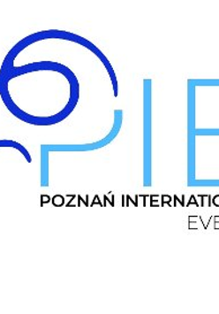 Logo Poznań International Events na białym tle. Logo przypomina głowę psa, obok skrót "PIE" w kolorze niebieskim.