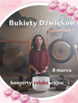 Okrągłe zdjęcie w różowej ramce ozdobionej motywem piwonii. Zdjęcie przedstawia kobietę siedzącą na podłodze w otoczeniu instrumentów terapeutycznych: dużych gongów na drewnianych stelażach oraz mis.