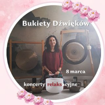 Okrągłe zdjęcie w różowej ramce ozdobionej motywem piwonii. Zdjęcie przedstawia kobietę siedzącą na podłodze w otoczeniu instrumentów terapeutycznych: dużych gongów na drewnianych stelażach oraz mis.