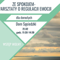 Plakat warsztatów o regulacji emocji, zdjęcie tafli jeziora i zachodzącego słońca wklejone pomiędzy abstrakcyjnie ułożone figury geometryczne.