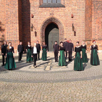 zespół na tle kościoła