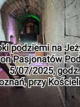 Wnętrze betonowego korytarzu w schronie, informacje o zwiedzaniu schronu, pod ścianą manekin kobiety na Ławce.
