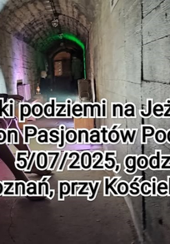 Wnętrze betonowego korytarzu w schronie, informacje o zwiedzaniu schronu, pod ścianą manekin kobiety na Ławce.