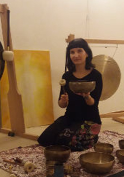 Baner wydarzenia: Kobieta gran na misach i gongach. Trzyma w ręku lisę i pałkę do grania, po lewej i w tyle wisi gong.