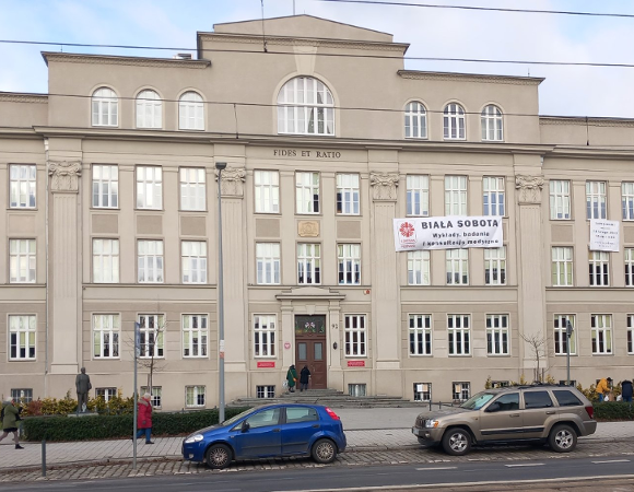 Budynek Katolickiej Szkoły Podstawowej im. św. Stanisława Kostki przy ul. Głogowskiej 92