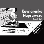 Mężczyzna pochylony nad stołem naprawia małe urządzenie. Po prawej napis "Kawiarenka Naprawcza, Napraw nie wyrzucaj".