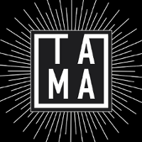 Na czarnym tle białe logo. W kwadracie napis "TA MA". Od kwadratu promieniście odchodzą białe linie.
