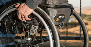 Zdjęcie przedstawia wózek inwalidzki.
