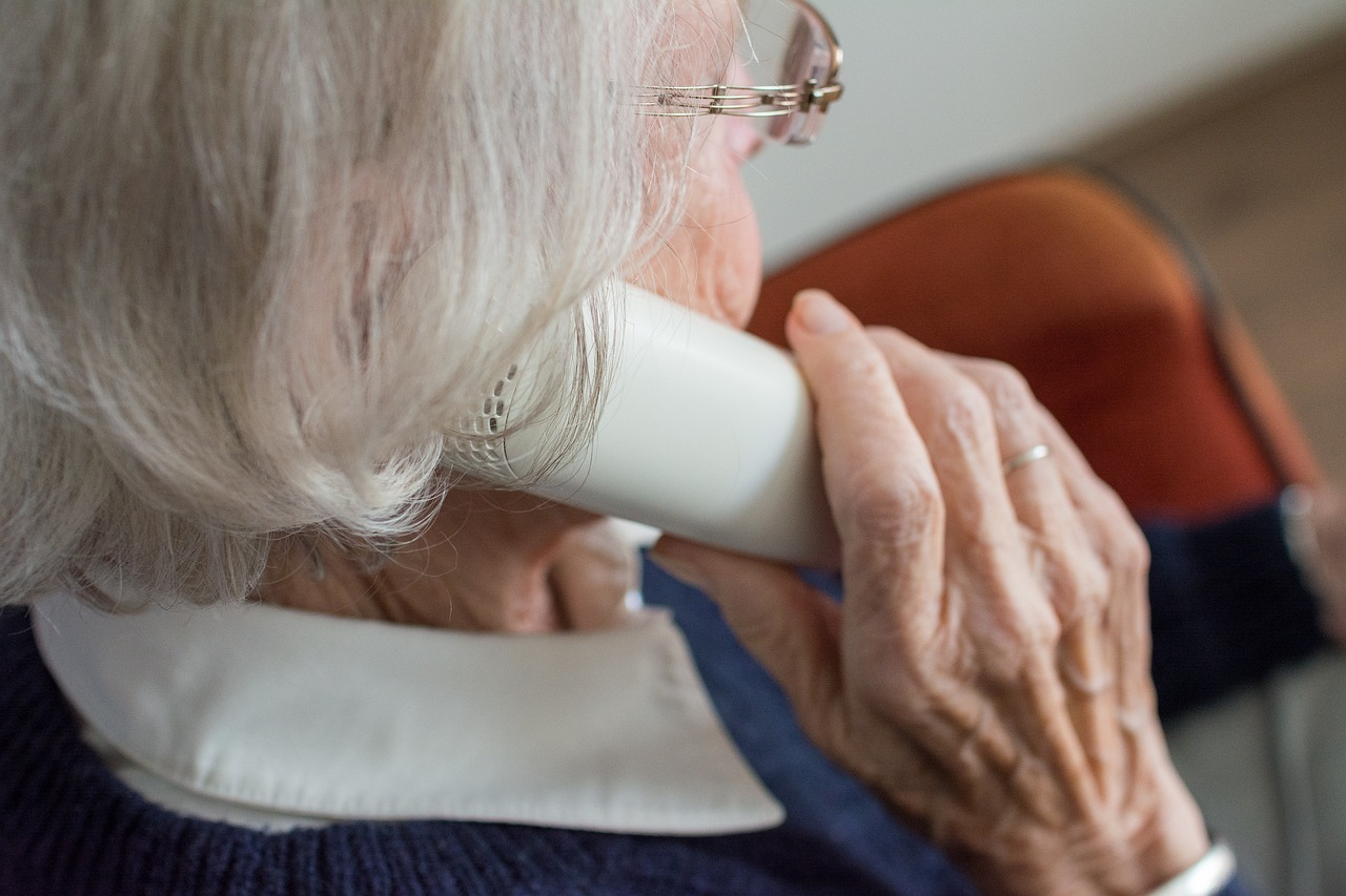 Na zdjęciu starsza kobieta rozmawiająca przez telefon - grafika artykułu