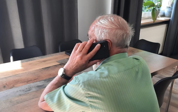 Na zdjęciu starszy mężczyzna rozmawiający przez telefon - grafika artykułu