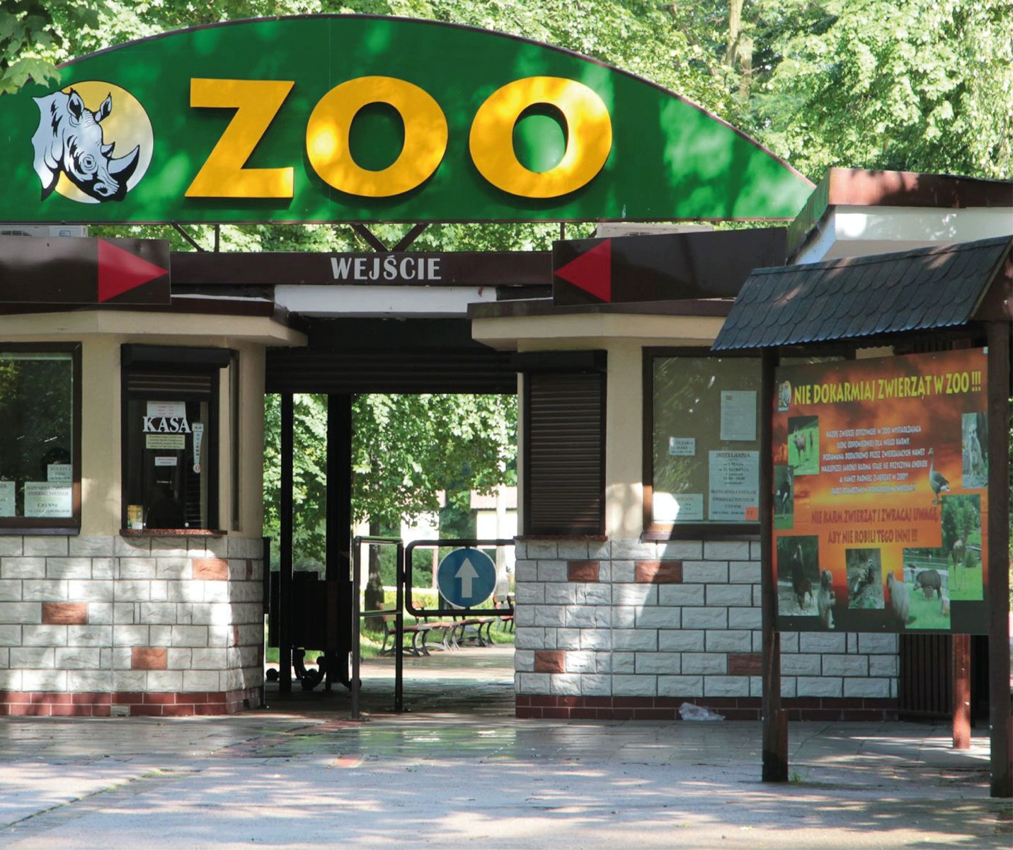 zdjęcie przedstawia bramę wejściową do ogrodu zoologicznego z dużym napisem ZOO - grafika artykułu