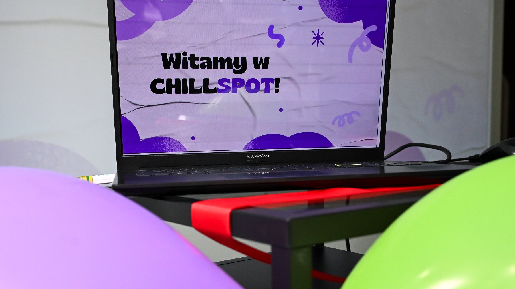 Na zdjęciu laptop z napisem: witamy w Chill Spot