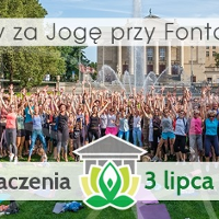 Duż grupa ludzi unosząca ręce do góry. W tle fontanna, drzewa i Teatr Wielki w Poznaniu.