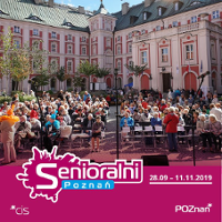 Plakat wydarzenia. Seniorzy siedzą na krzesłach podczas koncertu przed Urzędem Miasta Poznania.