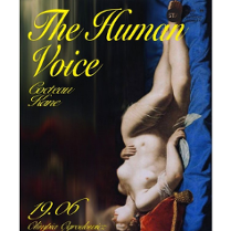 Na ciemnym tle widać leżącą nagą kobietę. Leży na niebieskim łożu, a jej glowa spoczywa na czerwonej ozdobnej poduszce. Oczy ma zamknięte. Zdjęcie jest ustawione pionowo, głowa kobiety skierowana jest do dołu plakatu.