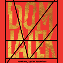 Na czerwonym tle złoty napis Dom lalek, na napisie czarne linie kojarzące się z kratą.