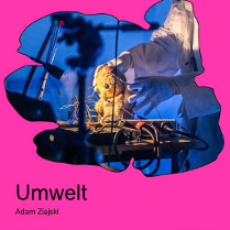 W różowej ramce wyciętej w nieregularny kształt znajduje się zdjęcie przedstawiające maskotkę przy małej lampce, położonej na zbiorze kabli leżących na stole. Trzyma ją postać w białym stroju i białych rękawiczkach. Na różowym tle poniżej nazwa wydarzenia i twórcy oraz inne informacje uwzględnione w treści artykułu.