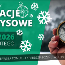 Plakat z zimowym motywem graficznym. Po lewej stronie, na zielonym tle, znajdują się białe ikony płatków śniegu oraz grafika kompasu. Po prawej stronie widoczne jest zdjęcie dłoni trzymającej klasyczny kompas na tle rozmytego, zimowego krajobrazu. W prawym górnym rogu umieszczono logotyp organizatorów. Z lewej strony widnieją także napisy. Są to informacje o wydarzeniu zawarte w treści artykułu.