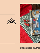 Grafika podzielona na dwie części. Po lewej stronie, na beżowym tle, znajduje się minimalistyczny logotyp Domu Kultury oraz informacje o wydarzeniu zawarte w treści artykułu. Prawą stronę zajmuje zdjęcie wykonane na czerwonym, aksamitnym materiale, na którym leżą podręczniki do gry fabularnej Dungeons & Dragons. Na książkach rozrzucone są czerwone, wielościenne kostki do gry, a w tle widać fragmenty ozdobnych, drewnianych skrzyń stylizowanych na kufry skarbów.