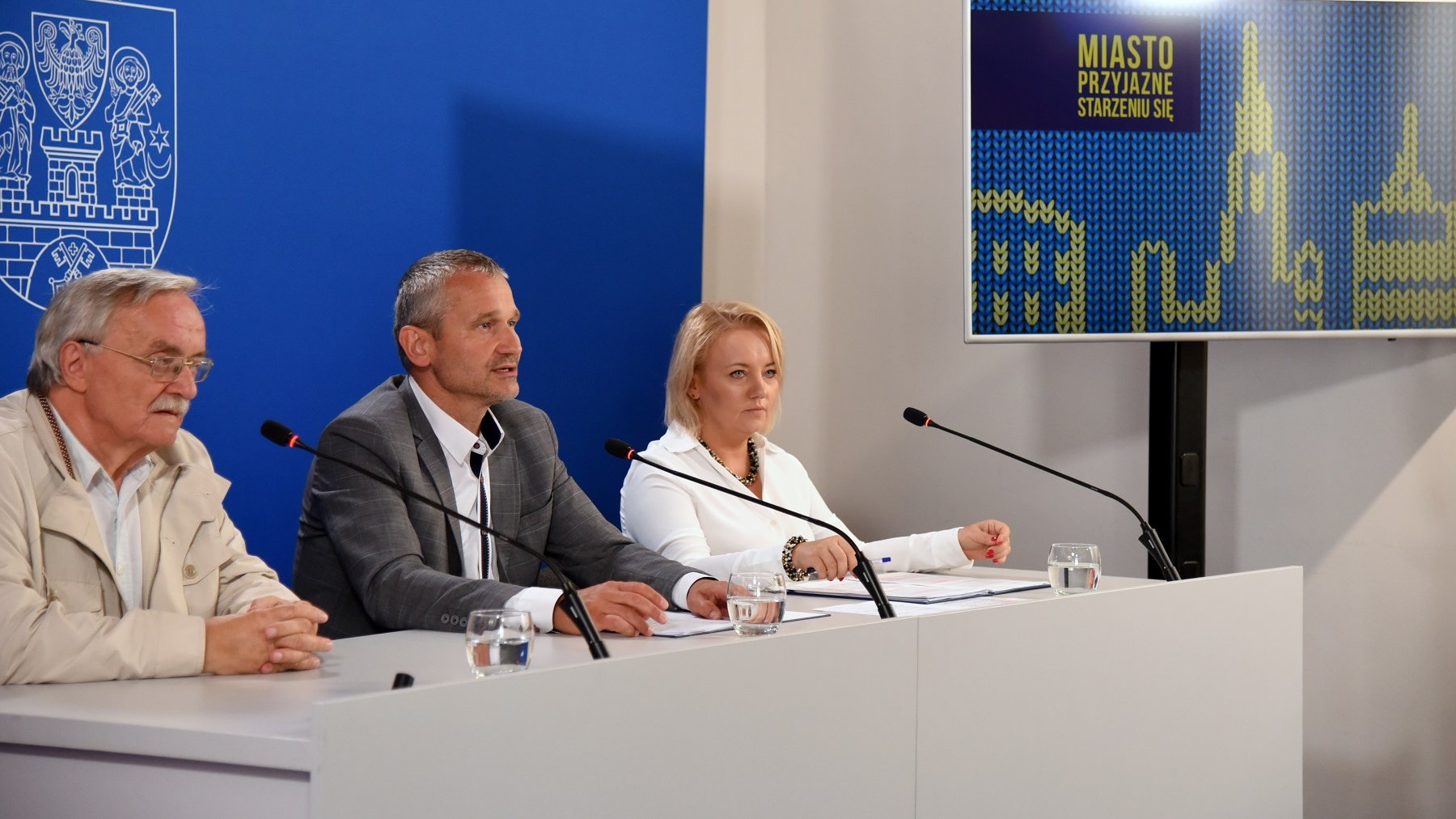 Sprzątanie nagrobków to nowość w pakiecie Poznań Viva Senior