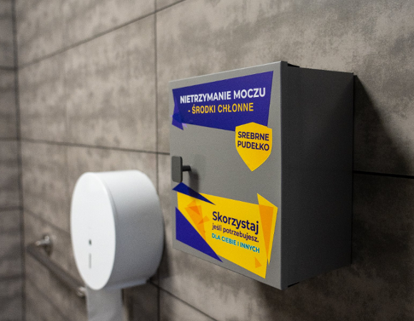 Srebrne pudełko zainstalowane w toalecie na ścianie
