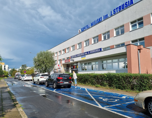 Szpital im. J. Strusia - widok wejścia do placówki