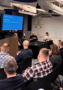 Zdjęcie z innego wydarzenia z tej samej serii, widać tłum skupiony na prelekcji