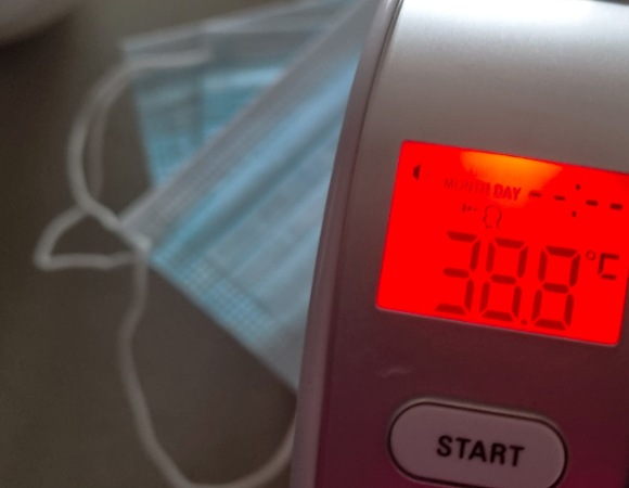 termometr wskazujący temperaturę 38,8