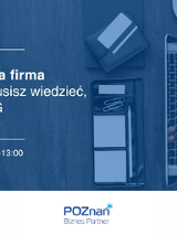 Grafika promocyjna szkolenia. W tle osoba pracująca przy stole z komputerem, kawą i notesem.