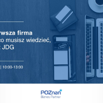 Grafika promocyjna szkolenia. W tle osoba pracująca przy stole z komputerem, kawą i notesem.