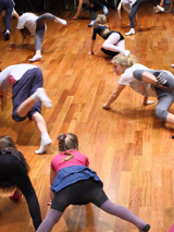 Grupa dzieci, które wykonują różne ćwiczenia fizyczne