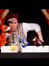 Aktor w trakcie występu z pacynkami