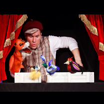 Aktor w trakcie występu z pacynkami