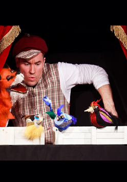 Aktor w trakcie występu z pacynkami