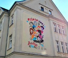 zdjęcie przedstawia mural z kobietami i hasłem Poznanianki jestesmy wspaniałe!