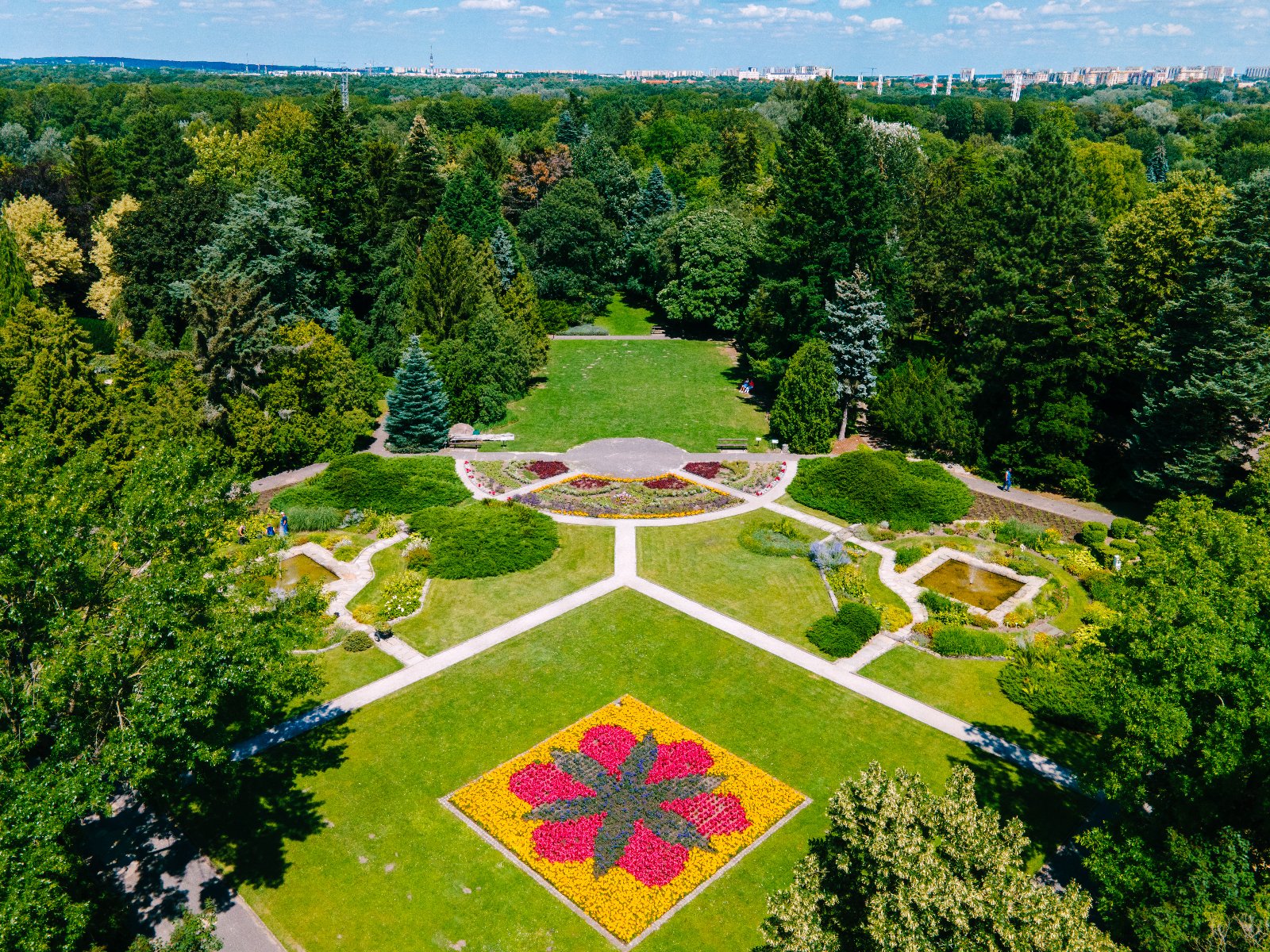 Ogród Botaniczny w Poznaniu zajmuje powierzchnię ok. 22 ha na poznańskim osiedlu, które wzięło od niego swoją nazwę (Ogrody) Zdjęcie przedstawia ogród botaniczny z lotu ptaka.