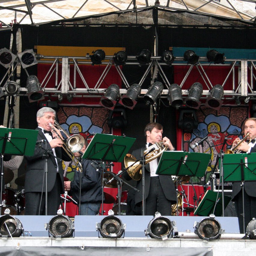 Orkiestra na scenie.