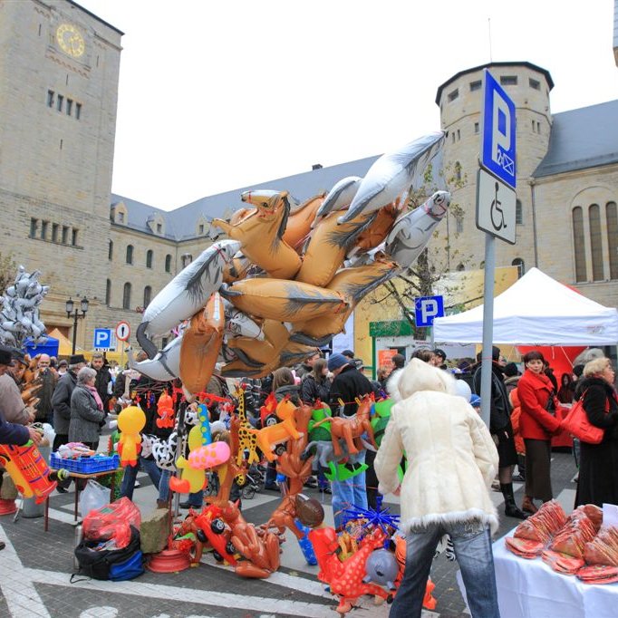 Strgan ze słodkościami i balonami przed CK Zamek.