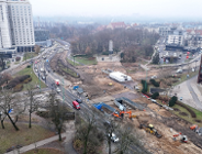 Goście na placu budowy trasy tramwajowej w ul. Ratajczaka