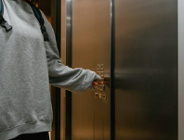 Kto decyduje o budowie windy?