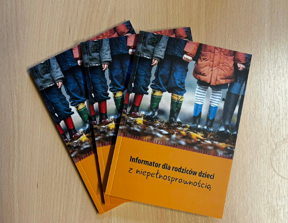 Na stole leżą trzy informatory