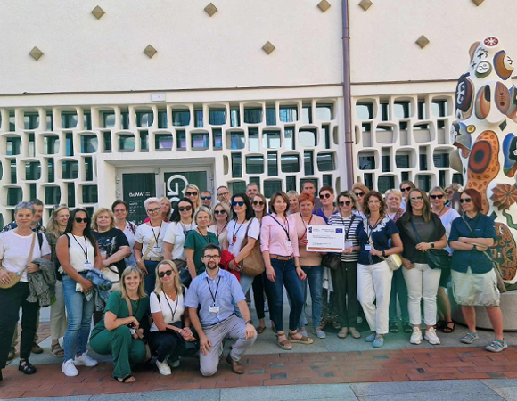 Na zdjęciu grupa samorządowców z wizyty studyjnej stoja przed Galeria Arsenał w Poznaniu