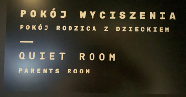 Tabliczka z napisem Pokój wyciszenia w języku polskim i angielskim