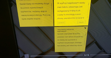 Na zdjęciu jeden z wielu dotykowych ekranów z informacjami o historii szyfrów, kontrastowy w czarno-żółtych kolorach