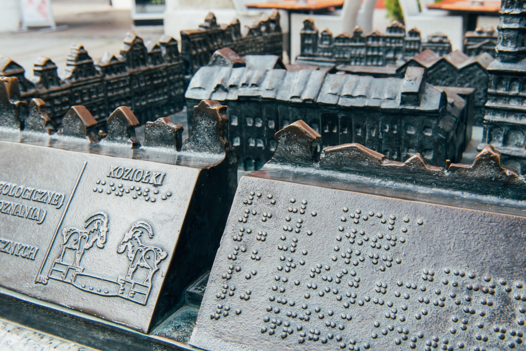 Na zdjęciu makieta starego rynku w Poznaniu z opisem w alfabecie brajla - grafika artykułu