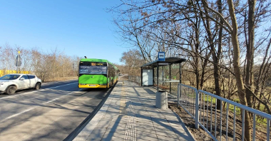 odjeżdzający zielony autobus z przystanku