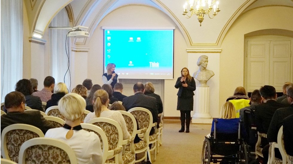 Pani Dyrektor Dorota Potejko otwiera konferencję. Eunika lech tłumaczy na język migowy
