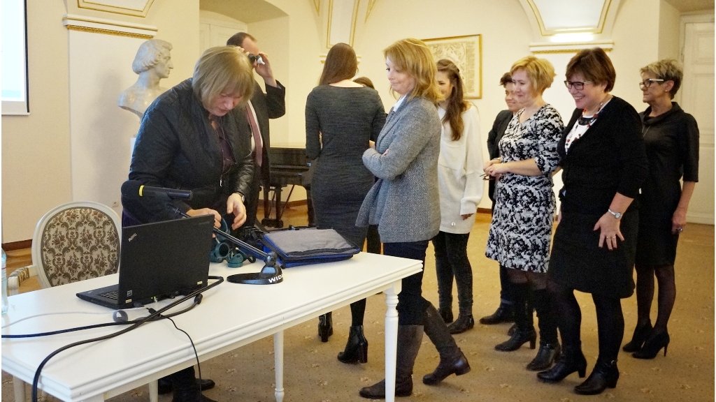 Uczestnicy konferencji korzystają z symulatorów dysfunkcji wzroku