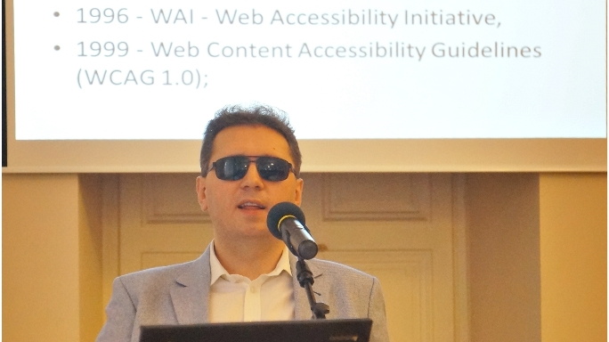Pan Piotr Witek prowadzi wykład Prawo a dostępność informacji